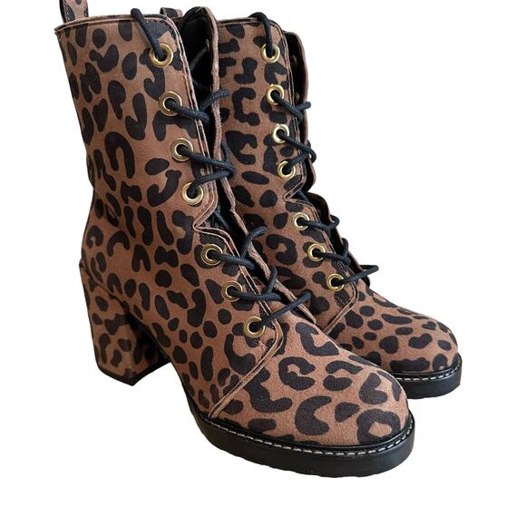 Stuart Weitzman Women's Leopard Print Lace Up Combat Heeled Boot 5 - Picture 1 of 13